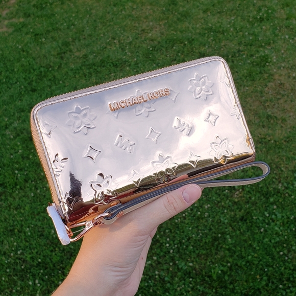Michael Kors Handbags - ⚠️LAST1⚠️Michael Kors Jet Set LG Phone Case Wallet
